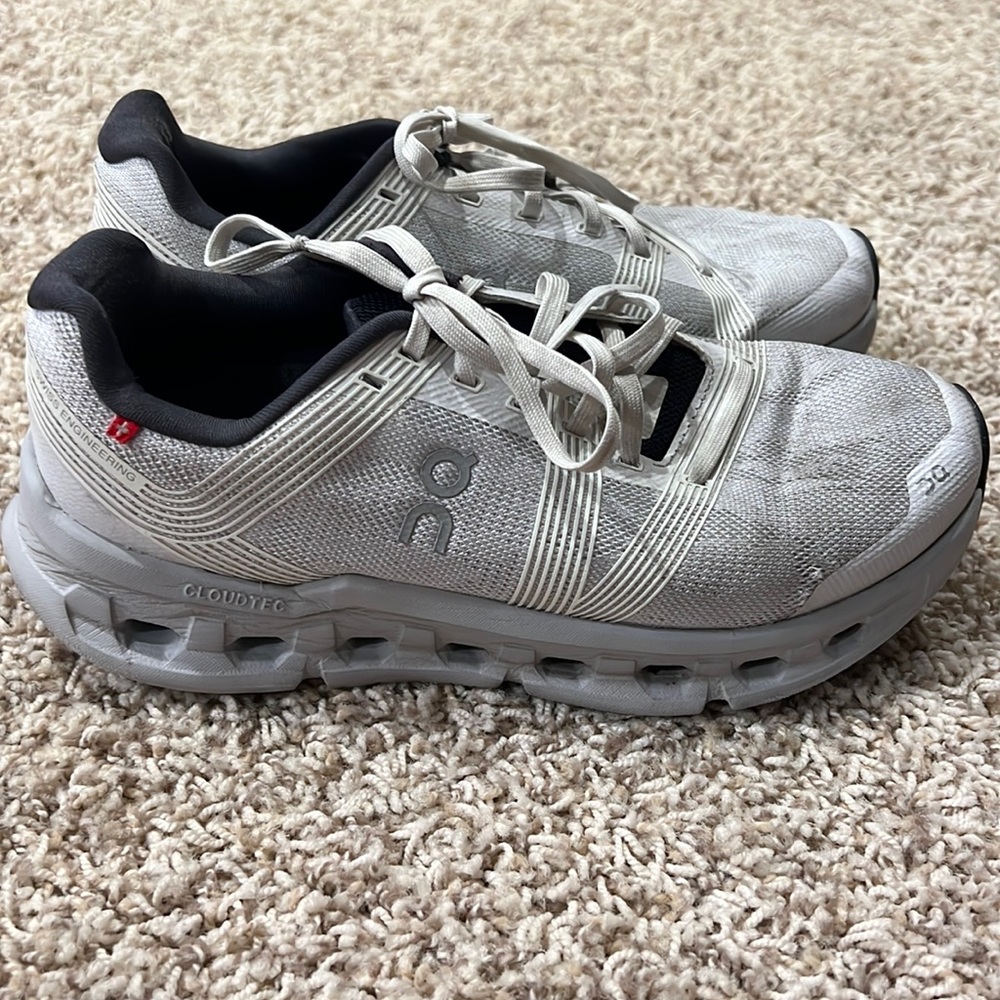 On running Cloudrunner running shoes, 8 women’s light grey